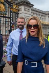 Amanda Holden - Leaving the Site for Floral Tributes to Queen Elizabeth II on the Gate of Buckingham Palace 09/09/2022