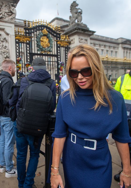 Amanda Holden - Leaving the Site for Floral Tributes to Queen Elizabeth II on the Gate of Buckingham Palace 09/09/2022