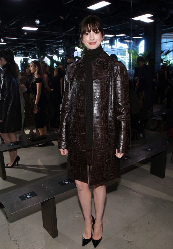 Anne Hathaway – Michael Kors Show at NYFW 09/14/2022 (more photos)