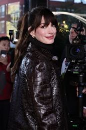 Anne Hathaway – Michael Kors Show at NYFW 09/14/2022 (more photos)