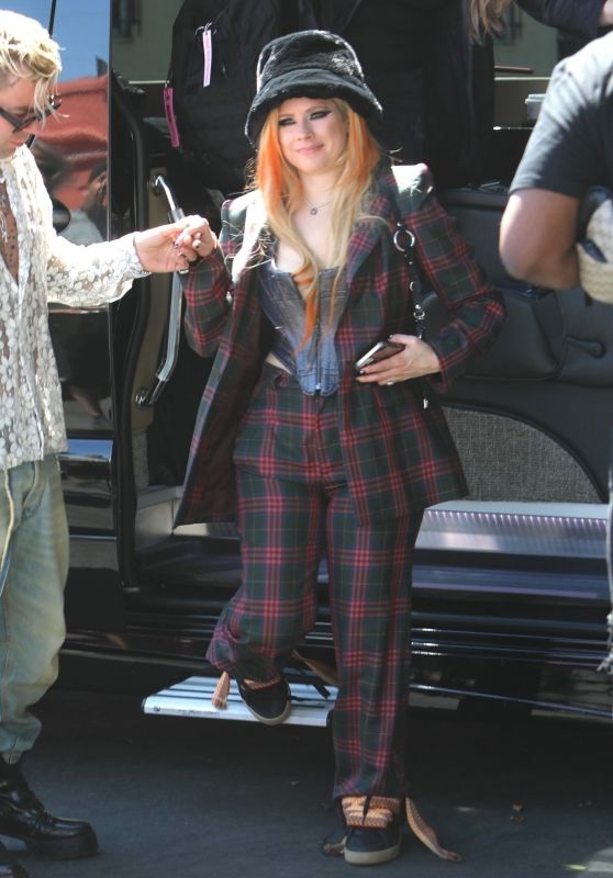 Avril Lavigne at El Compadre Restaurant in Hollywood 08/31/2022