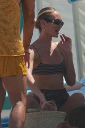 Candice Swanepoel at the Beach in Miami Beach 09 17 2022   - 21