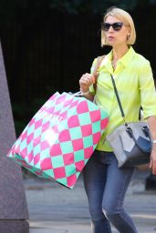 Claire Danes Carrying a Huge Bag While Shopping in NYC 09/15/2022