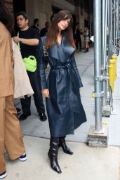 Emily Ratajkowski - Arriving at COS Fashion Show in NYC 09/13/2022