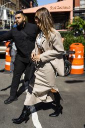 Hailey Baldwin Bieber Street Fashion - Sant Ambroeus Restaurant in NY 09/15/2022