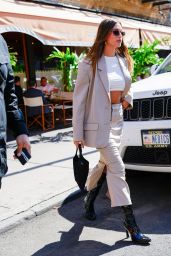 Hailey Baldwin Bieber Street Fashion - Sant Ambroeus Restaurant in NY 09/15/2022