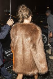 Hailey Rhode Bieber - Leaves Her Hotel in Paris 09/27/2022