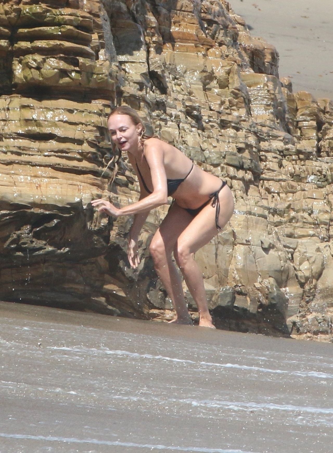 Heather Graham in a Bikini on the Beach in LA 09/04/2022.