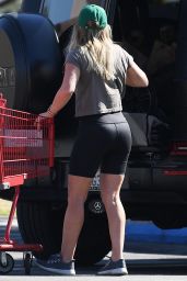 Hilary Duff in a Pair of Tight Yoga Shorts - Shopping at Trader Joe