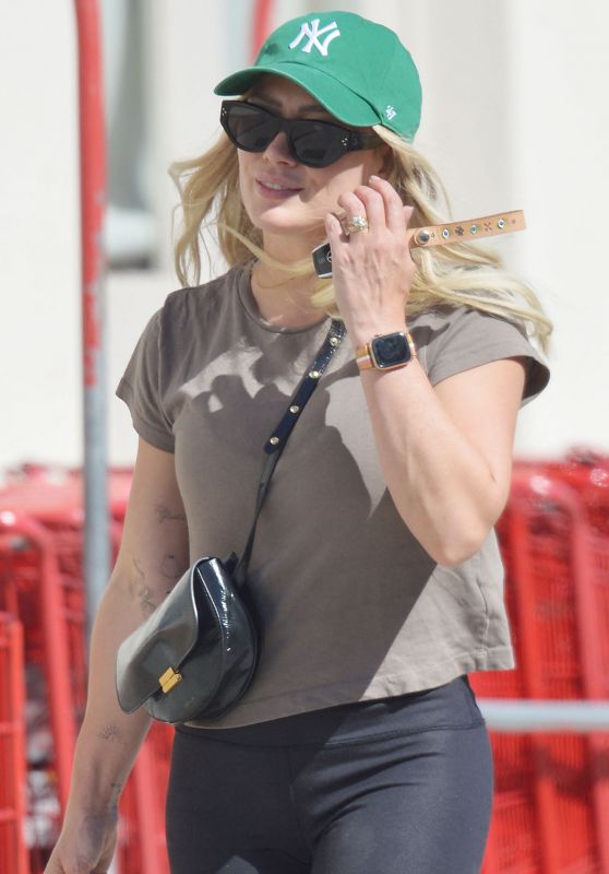 Hilary Duff in a Pair of Tight Yoga Shorts - Shopping at Trader Joe...