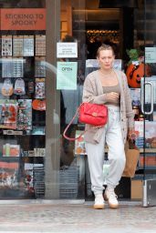 Hilary Duff   Shopping in Los Angeles 09 11 2022   - 22