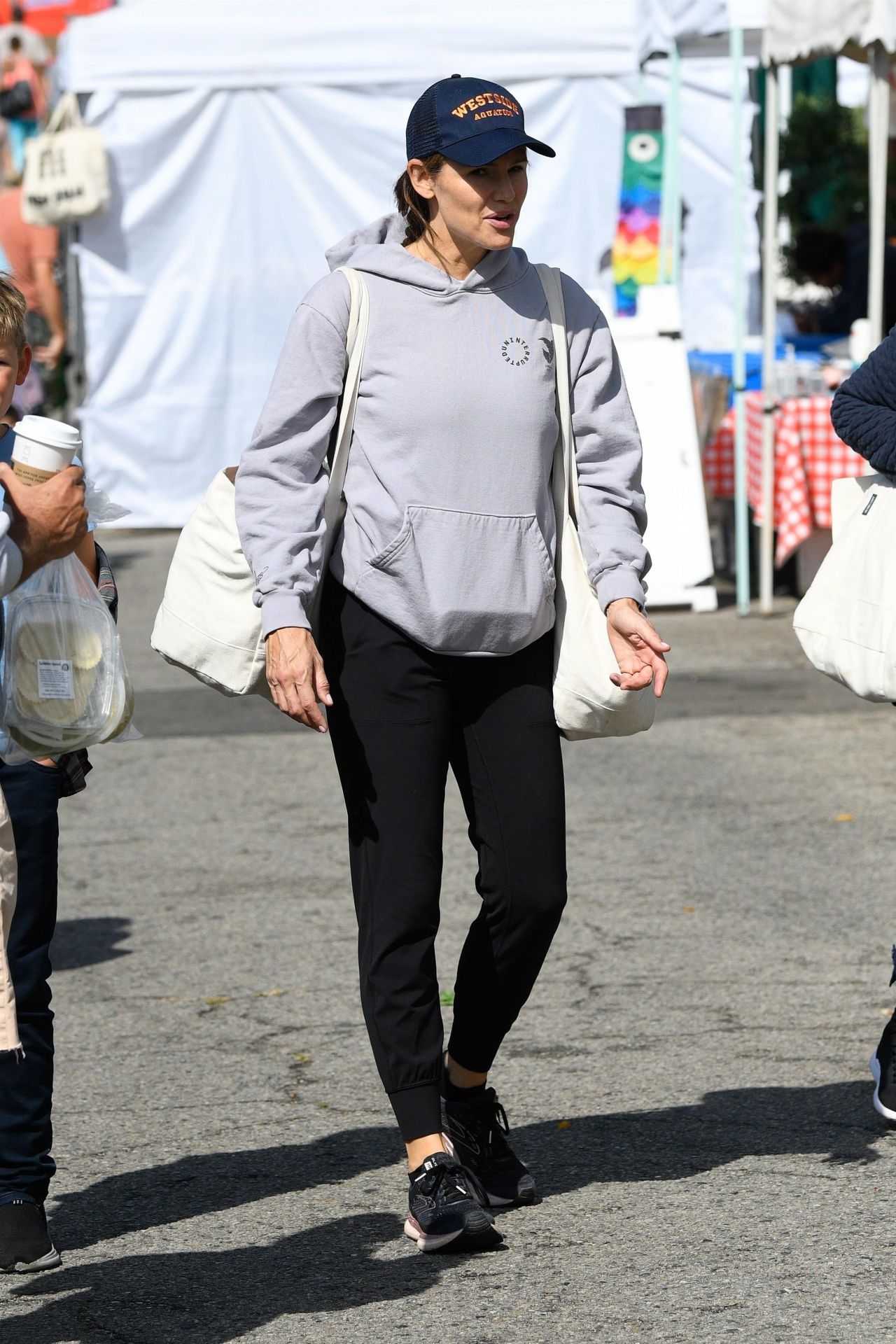 Jennifer Garner In A Gray Hoodie At The Farmers Market In Pacific Palisades 09 18 2022 0 