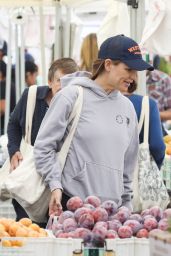 Jennifer Garner in a Gray Hoodie at the Farmers Market in Pacific Palisades 09/18/2022