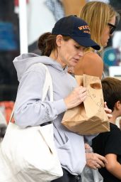 Jennifer Garner in a Gray Hoodie at the Farmers Market in Pacific Palisades 09/18/2022