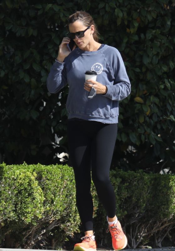 Jennifer Garner - Out in Brentwood 09/12/2022