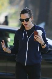 Jennifer Garner   Out in Brentwood 09 28 2022   - 16