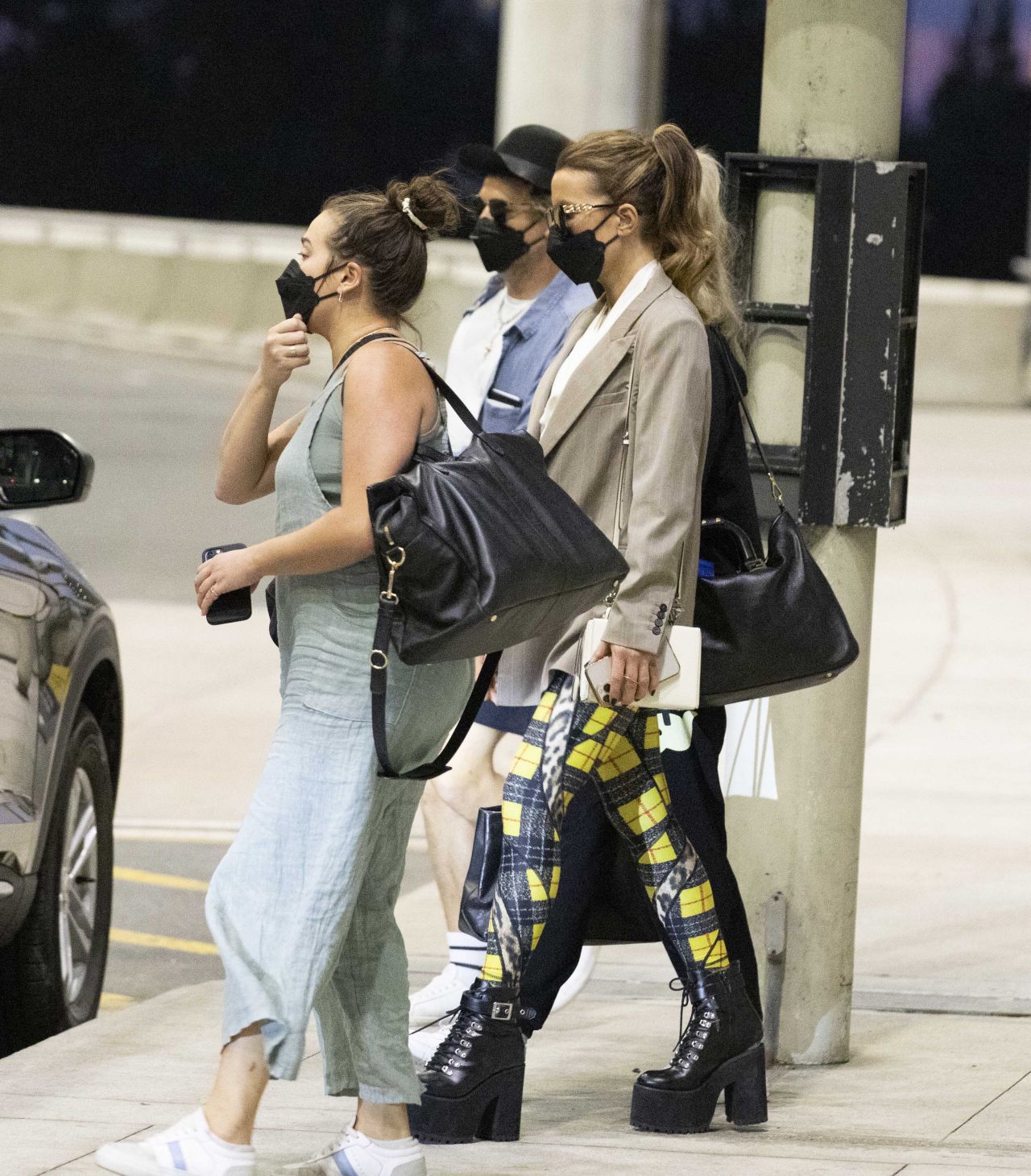 Kate Beckinsale - Airport in Toronto 09/14/2022 • CelebMafia