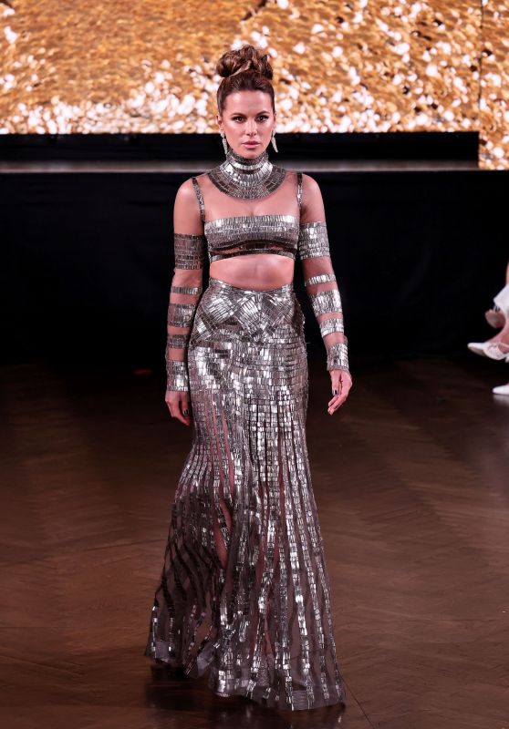 Kate Beckinsale - Naeem Khan Fashion Show in NYC 09/09/2022