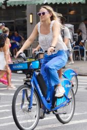 Kate Hudson CitiBike Ride on Labor Day in Manhattan’s SoHo Area 09/05/2022
