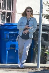 Kate Mara in Casual outfit in Los Angeles 09 19 2022   - 22