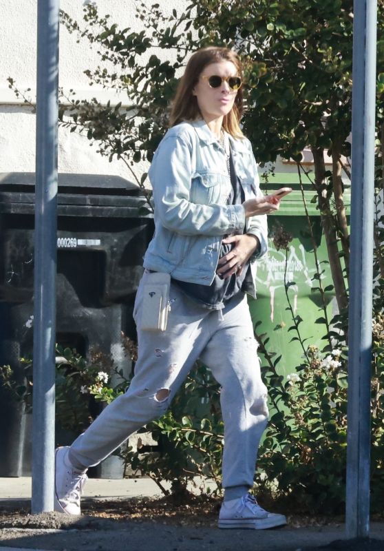 Kate Mara in Casual outfit in Los Angeles 09/19/2022