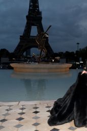 Kate Moss – Saint Laurent Fashion Show in Paris 09/27/2022