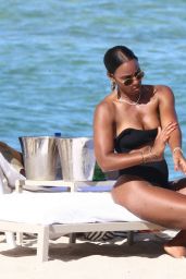 Kelly Rowland in a Black Bikini on the Beach in Miami 09/01/2022