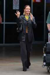 Lara Bingle at Sydney International Airport 09/25/2022