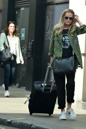Laura Whitmore - Out in NYC 09/14/2022