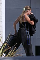 Margot Robbie   Leaving Cara Delevingne s House in LA 09 12 2022   - 1