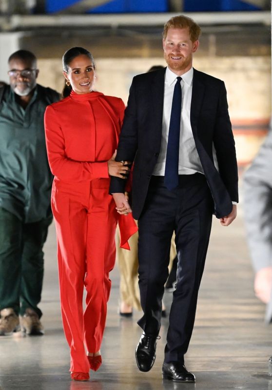 Megan Markle and Prince Harry - Catch a Train Back to London 09/05/2022