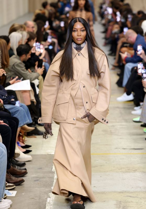 Naomi Campbell – Walks Burberry Show in London 09/26/2022