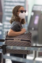 Natalie Portman   Airport in Toronto 09 12 2022   - 20