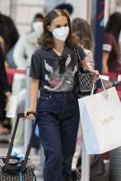 Natalie Portman   Airport in Toronto 09 12 2022   - 36