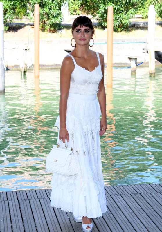 Penelope Cruz - Arrives at "En Los Margenes" Photocall in Venice 09/06/2022