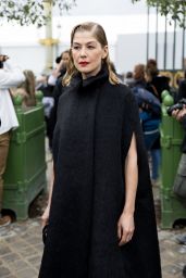 Rosamund Pike – Christian Dior Fashion Show in Paris 09/27/2022