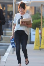 Shannen Doherty and Her Mom Shopping at Vintage Market in Malibu 09/15/2022