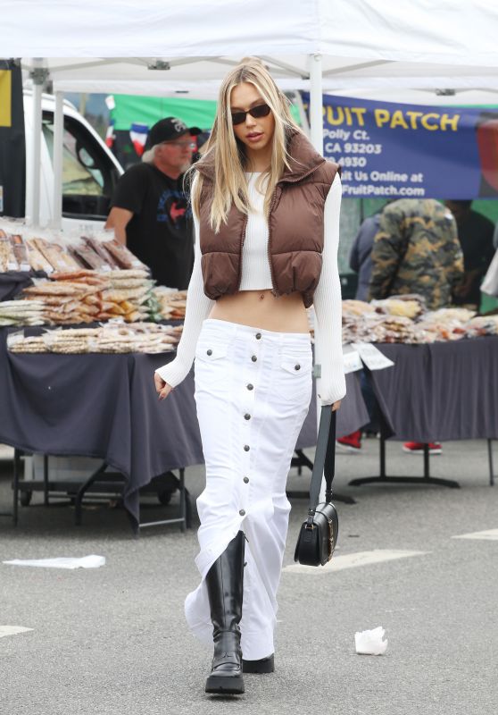 Alexis Ren at the Local Farmers Market in Los Angeles 10/16/2022