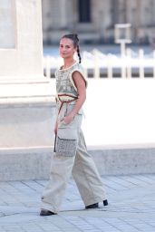 Alicia Vikander   Louis Vuitton Show at Paris Fashion Week 10 04 2022   - 50