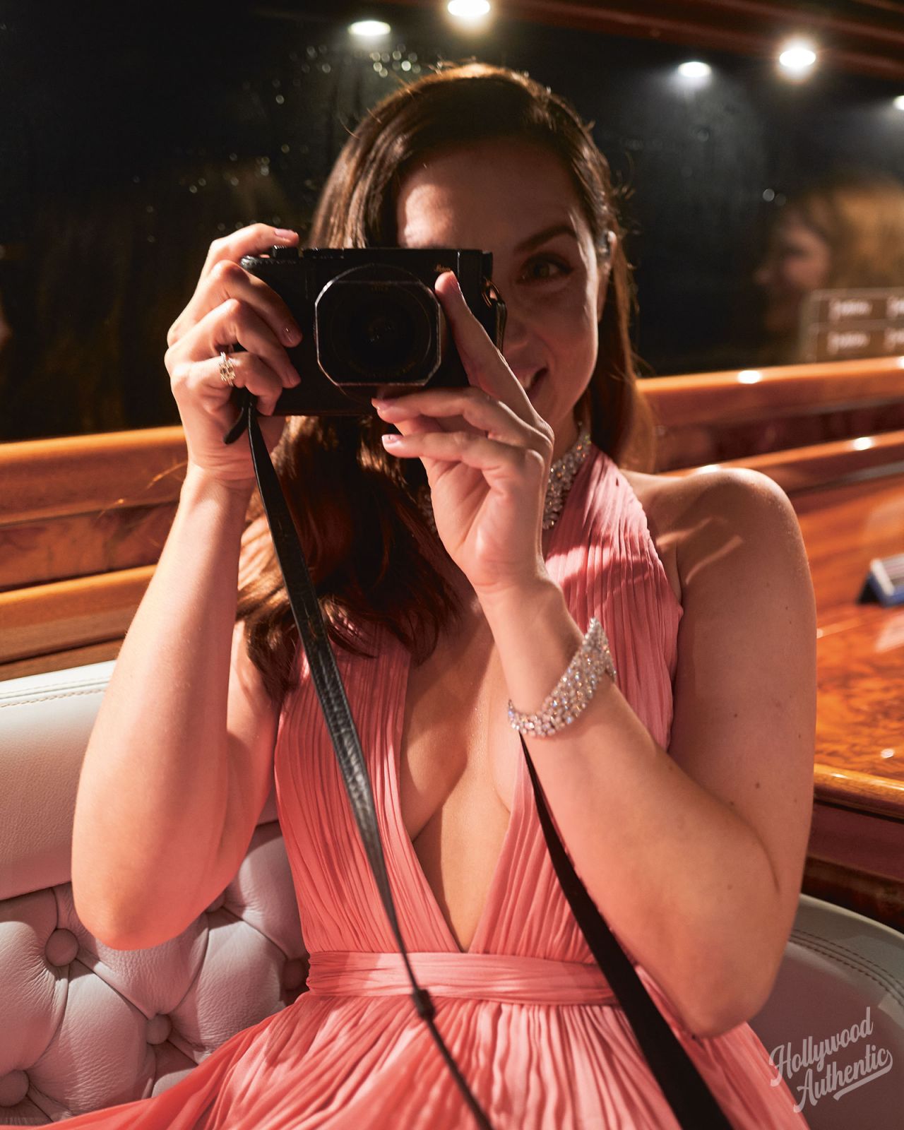 Ана де Армас с фотокамерой