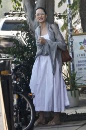 Angelina Jolie   Shops for Groceries at Lassens in LA 10 05 2022   - 3