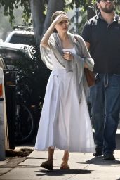 Angelina Jolie   Shops for Groceries at Lassens in LA 10 05 2022   - 19