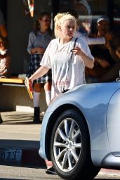 Ariel Winter in Casual Outfit in Studio City 09/30/2022