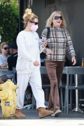 Ashley Tisdale With Her Mom in Los Angeles 10 10 2022   - 45