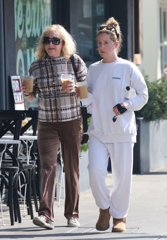 Ashley Tisdale With Her Mom in Los Angeles 10/10/2022