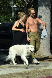 Becki Newton and Chris Diamantopoulos   Out in Los Angeles 10 10 2022   - 7