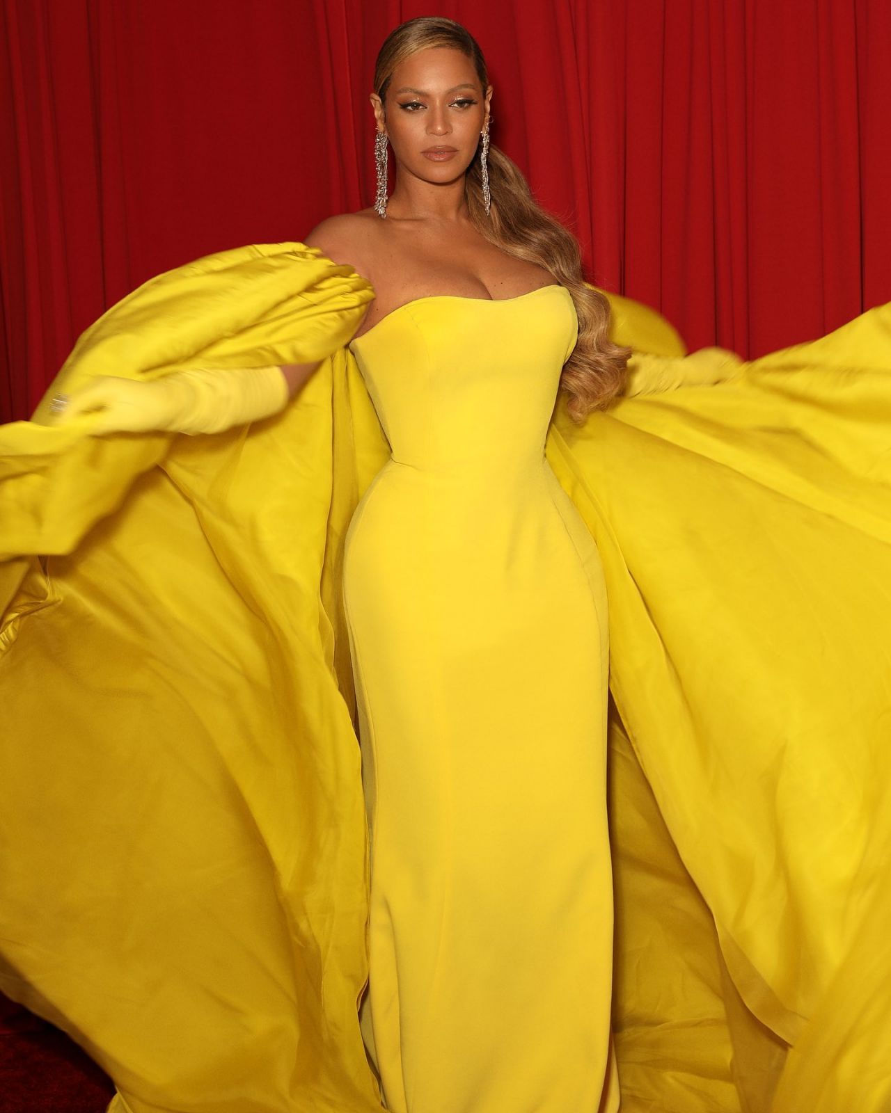 https://celebmafia.com/wp-content/uploads/2022/10/beyonce-outfit-03-27-2022-4.jpg