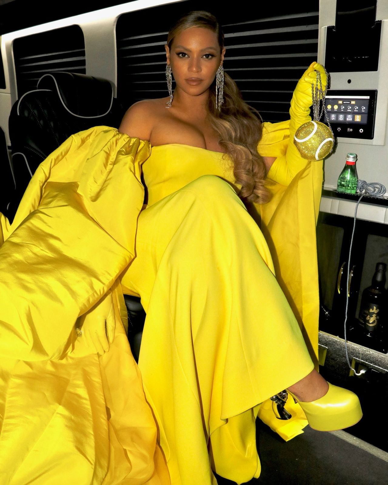 https://celebmafia.com/wp-content/uploads/2022/10/beyonce-outfit-03-27-2022-7.jpg