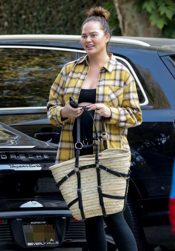 Chrissy Teigen   Out in Beverly Hills 10 06 2022   - 12