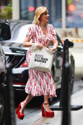 Elizabeth Banks in a White and Red Dress and High Platform Heels   New York 10 26 2022   - 80